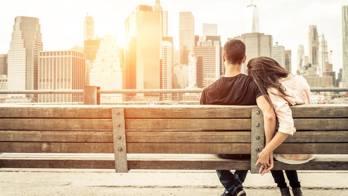 Una pareja conversa en un banco