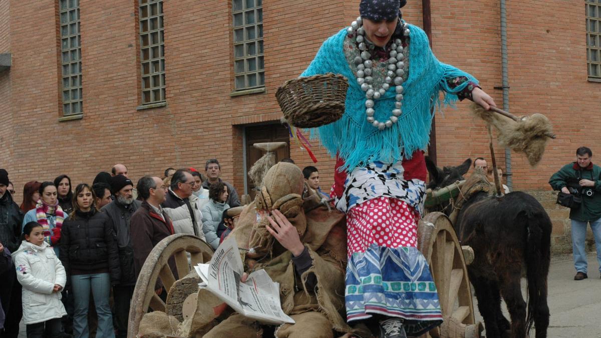 La Filandorra, uno de los personajes de la mascarada de Los Carochos, que representa a una hilandera.