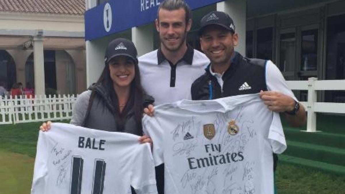 Sergio García y su prometida, Angela Akins, posan junto a Gareth Bale