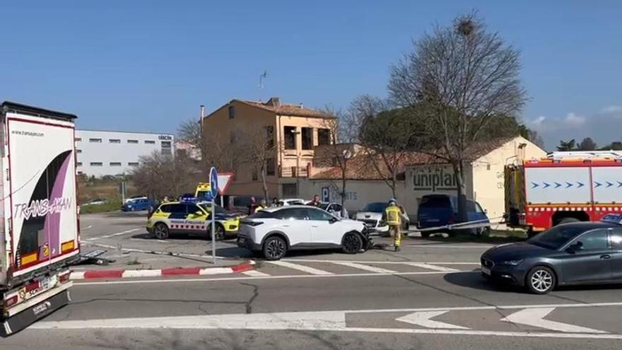 Cotxe xoca contra senyal a la rotonda de la Pujada Roja de Manresa