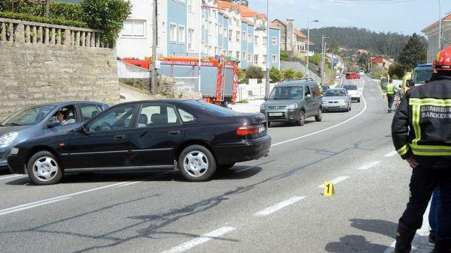 El turismo que provocó el siniestro, en medio de la calzada. // R. V.