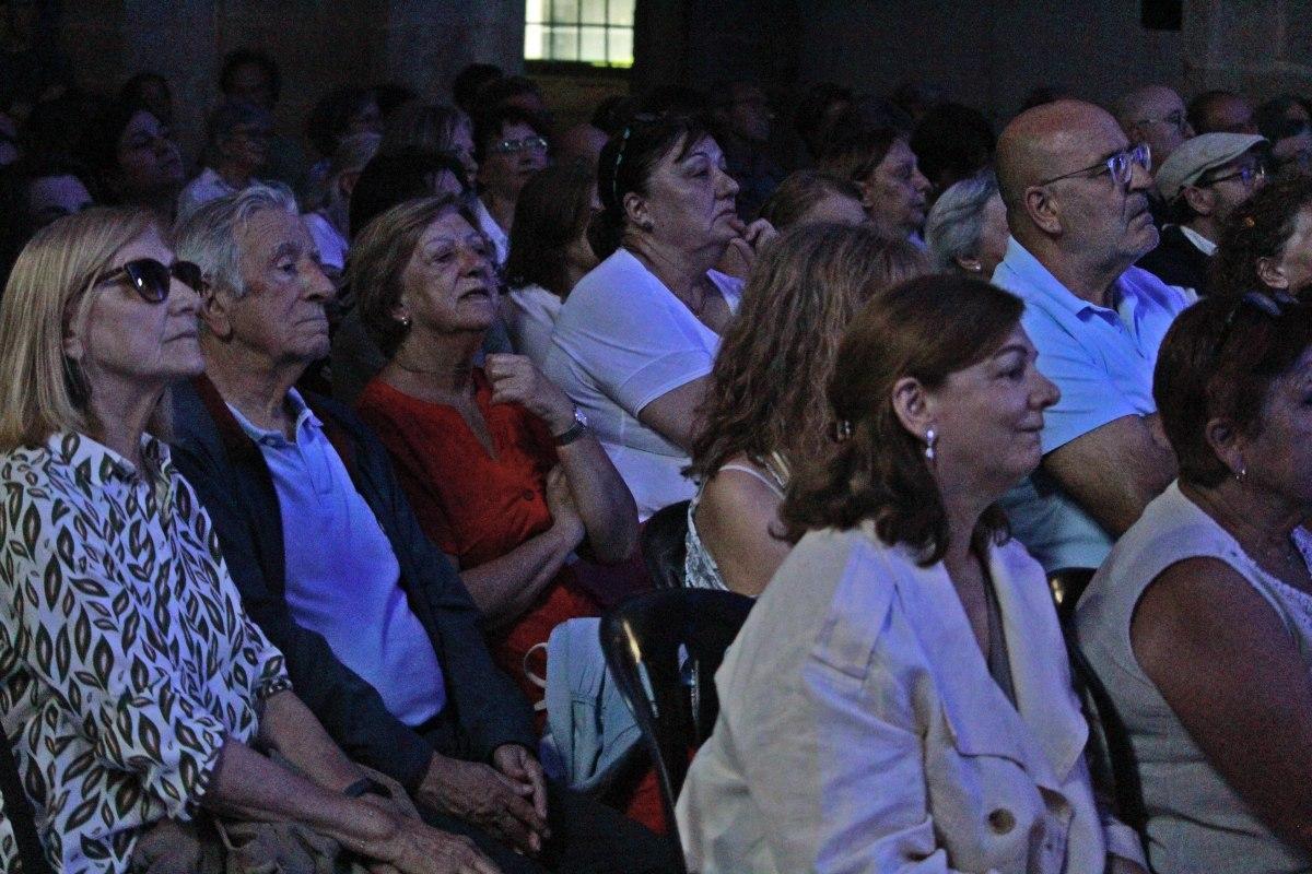 Parte del público asistente al recital de Amancio Prada.