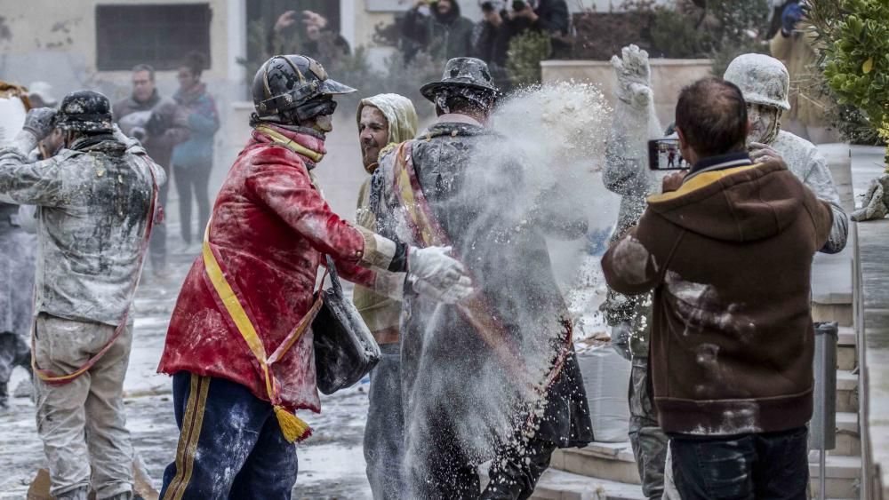 "Els Enfarinats" toman el poder en Ibi