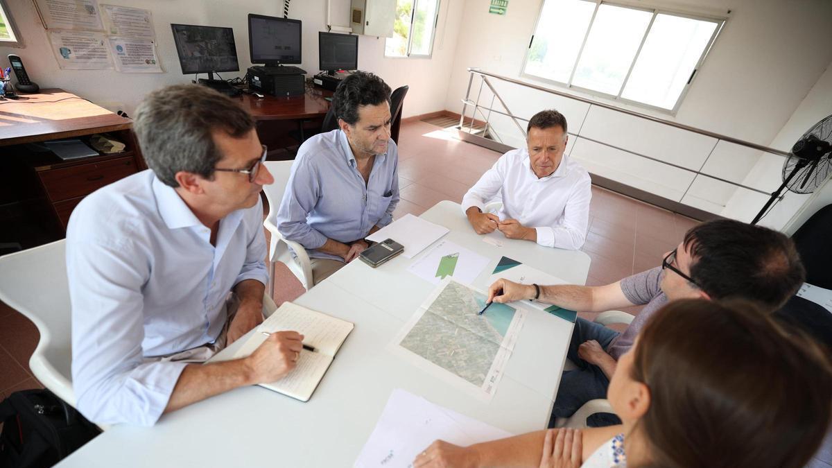 Foto de una reunión para tratar la futura estación de bombeo, con el alcalde, Jorge Monferrer, a la cabeza.