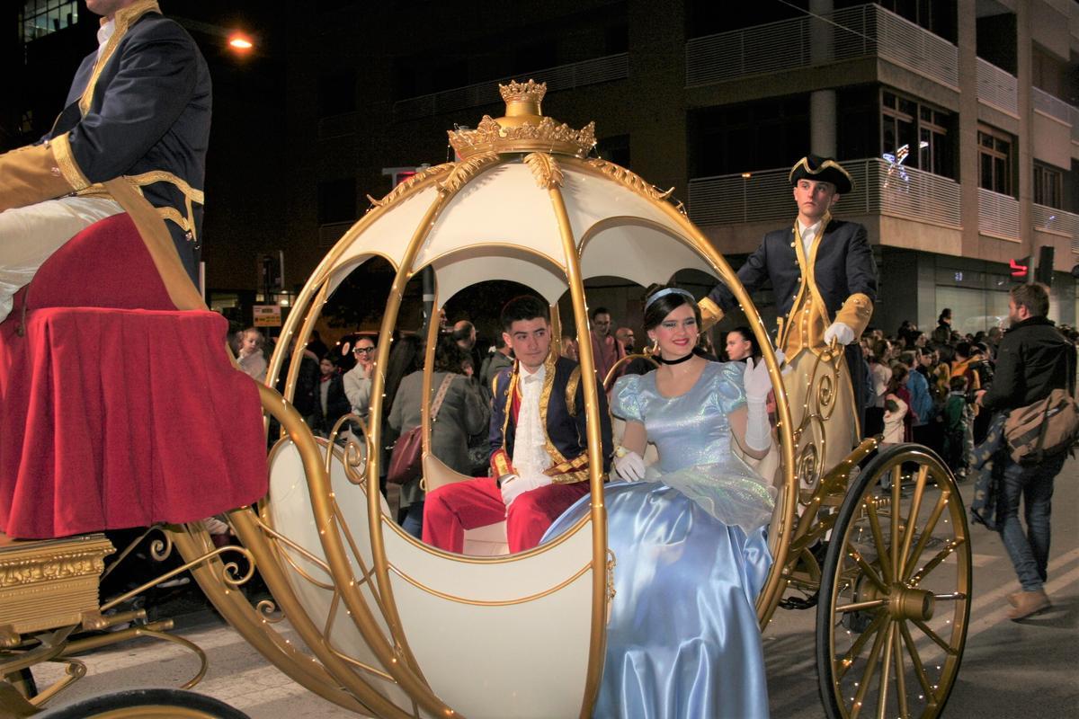 Cenicienta desfilaba junto al príncipe en una impresionante carroza.