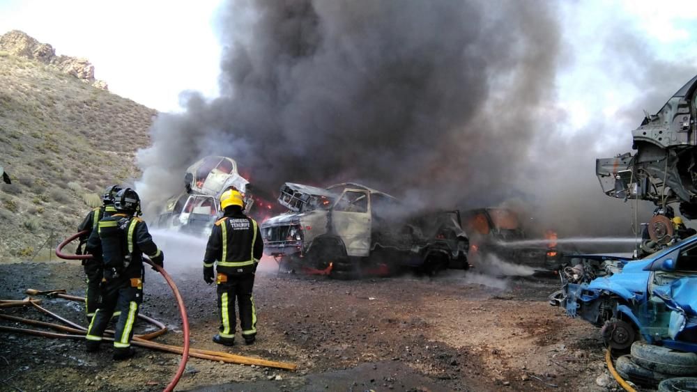 Aparatoso incendio en un desguace de Arona