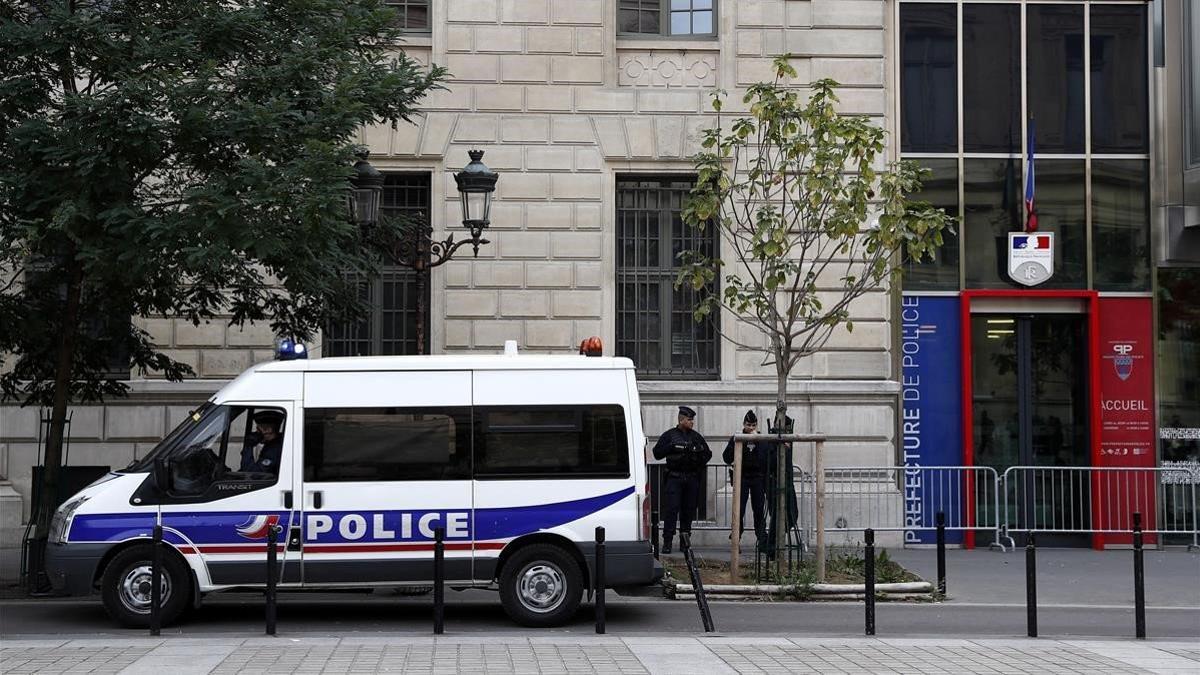 Un coche policial cerda de la Prefectura de París.