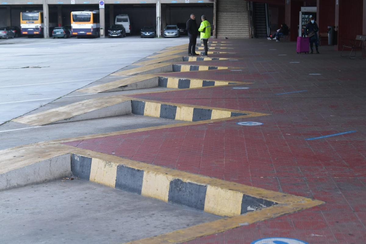 Dársenas vacías y autobuses parados en otra jornada de huelga de los buses interurbanos en A Coruña