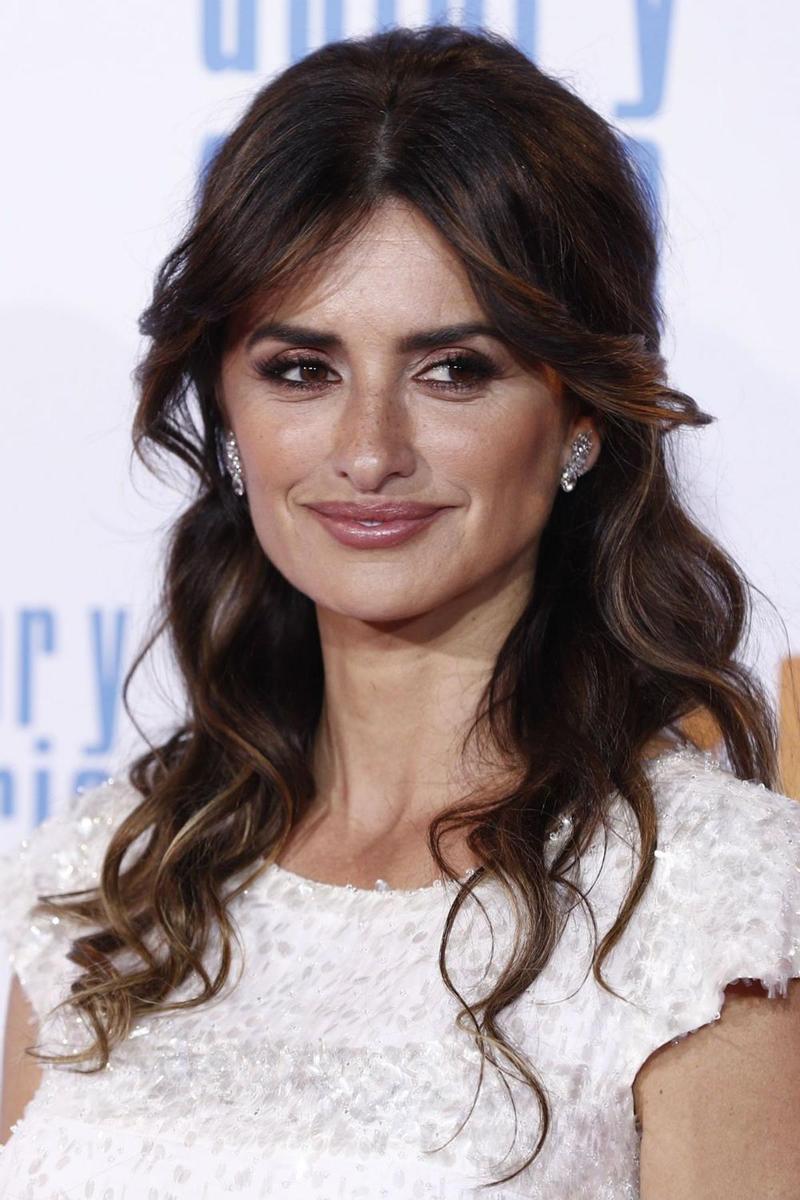 Penélope Cruz con un semirecogido con ondas