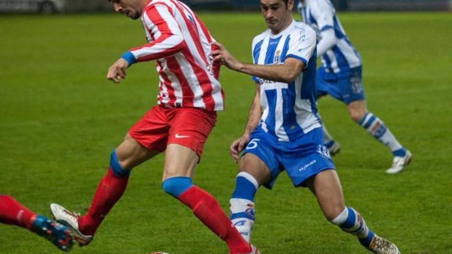 Jorge Rodríguez, con Gerard (Atlético de Madrid B), en el Suárez Puerta.