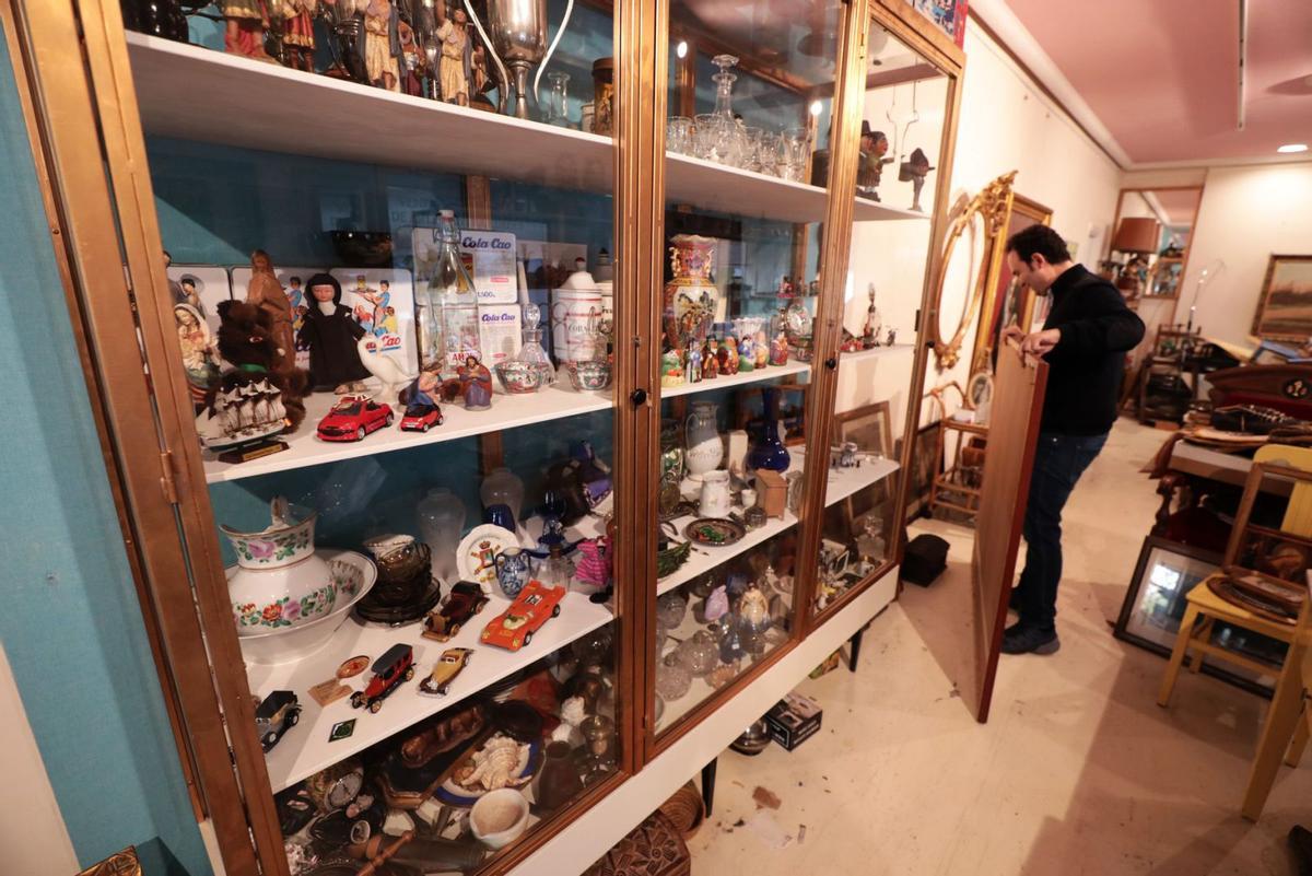 Coleccionistas 8 Vitrina del anticuario Antonio Gajón antigüedades en Zaragoza. | ÁNGEL DE CASTRO