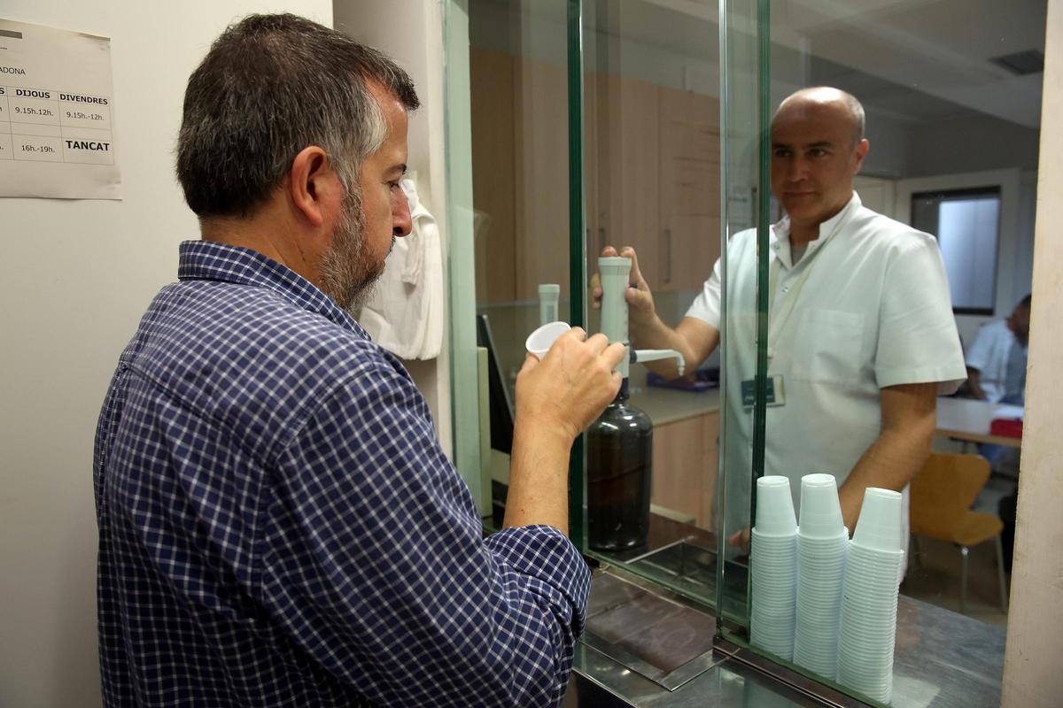 Un usuario del CAS Sants acude al Centro de Atención y Seguimiento a las Drogodependencias para recibir su tratamiento de metadona. Foto de archivo.