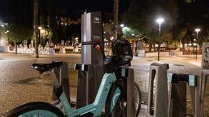 Estación de Bizi Zaragoza en la plaza Mayor de Zaragoza, donde un grupo de menores comenzó a vandalizar las bicicletas.