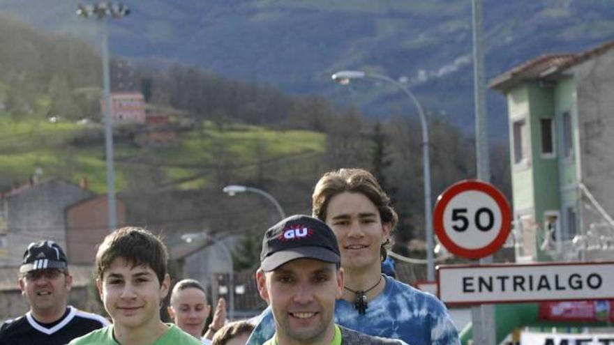 Dos maratones sobre una cinta de correr, el nuevo reto de Héctor Moro - La  Nueva España