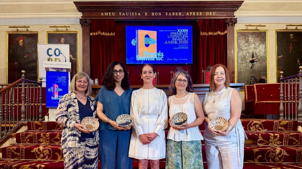 La presidenta del CobdCV, Teresa Gomis, con las premiadas Fani Grande,  Muriel Villanueva, Marina Calatayud Cuesta y Carme Navarro Dolz.