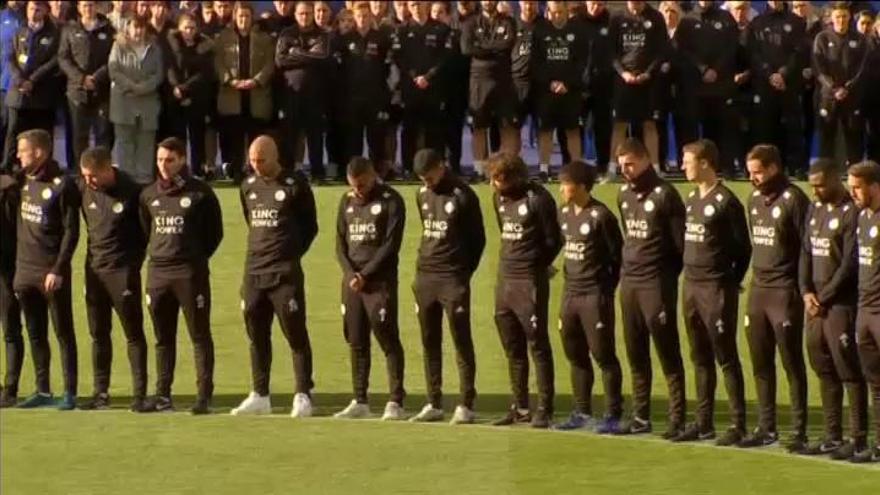 Emotivo homenaje de la plantilla del Leicester al presidente fallecido