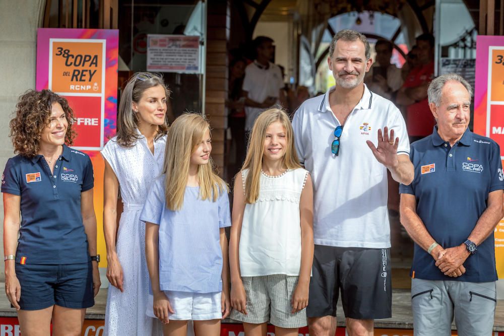 Primera aparición pública de los Reyes y sus hijas en el Club Náutico de Palma