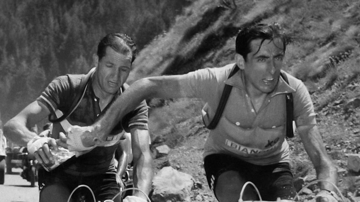 Coppi y Bartali se ceden una botella en una etapa alpina de 1949.