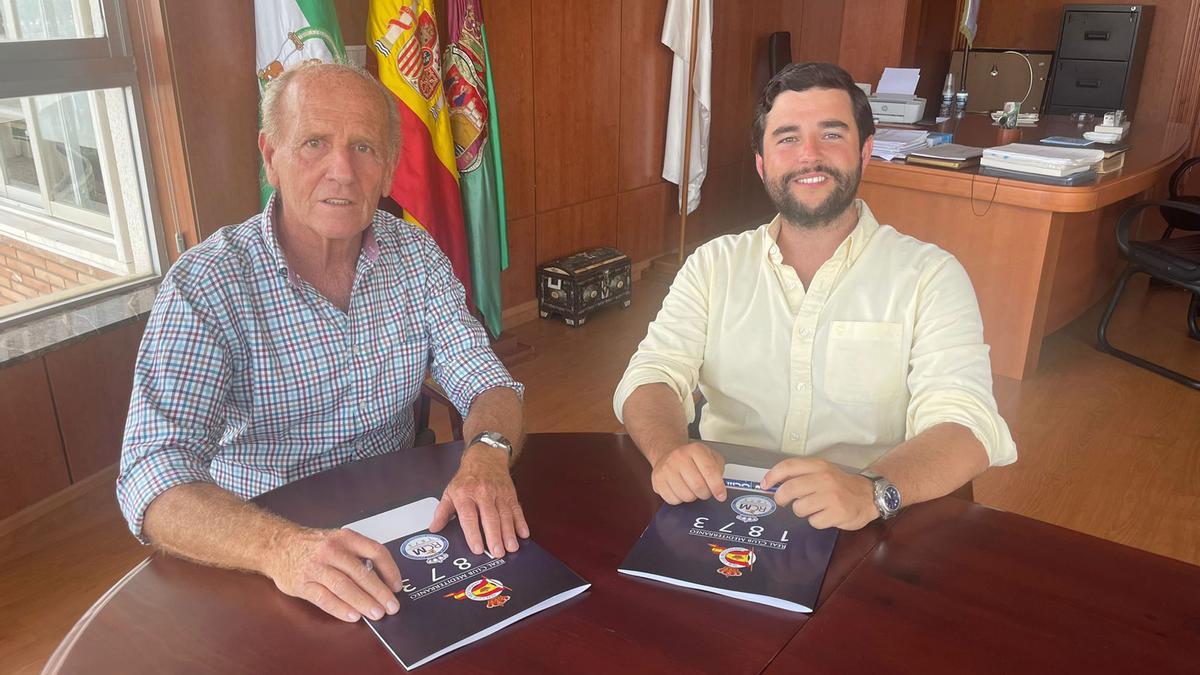 Eduardo Cestino y Pablo Gonzalo, firmando el acuerdo por cinco años.