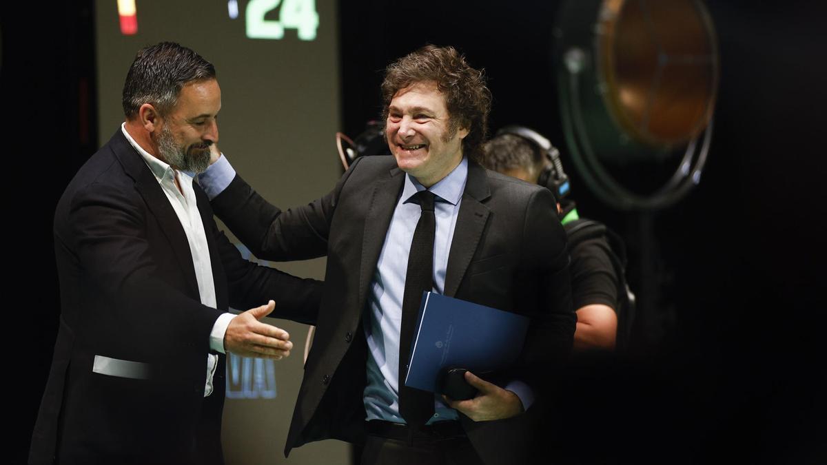 El líder de Vox, Santiago Abascal (i), junto a Javier Milei (d), presidente de Argentina.