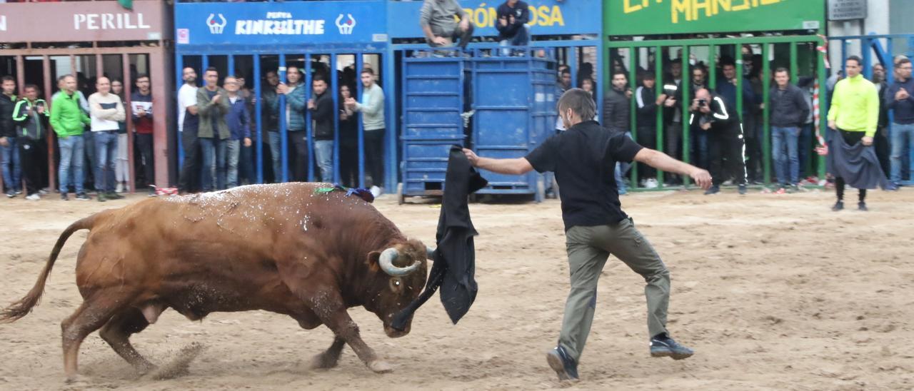 Un &#039;rodaor&#039; quiebra al &#039;Cayetano Muñoz&#039;, financiado por el Ayuntamiento, ante un abarrotado recinto taurino.