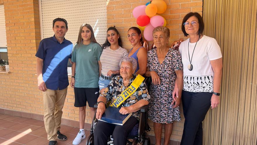 Vicenta Alcaraz cumple 100 años en Llíria