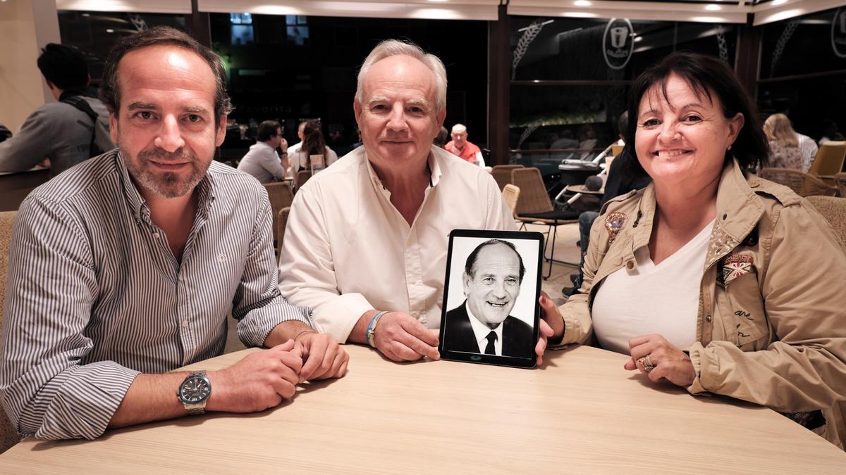 Eduardo (izq.), José Luis y Patricia Gallardo, esta semana con una foto de su padre, José Luis Gallardo Sarasúa.
