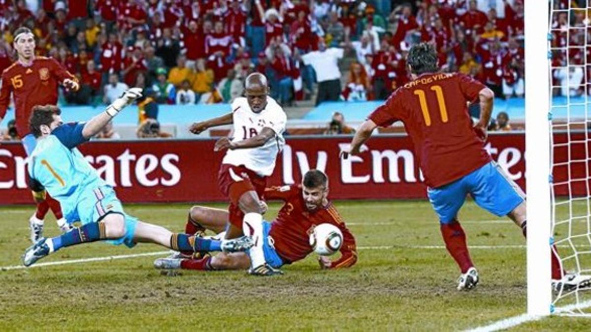 Fernandes, en el momento de marcar el gol ante Casillas, Piqué y Capdevila.