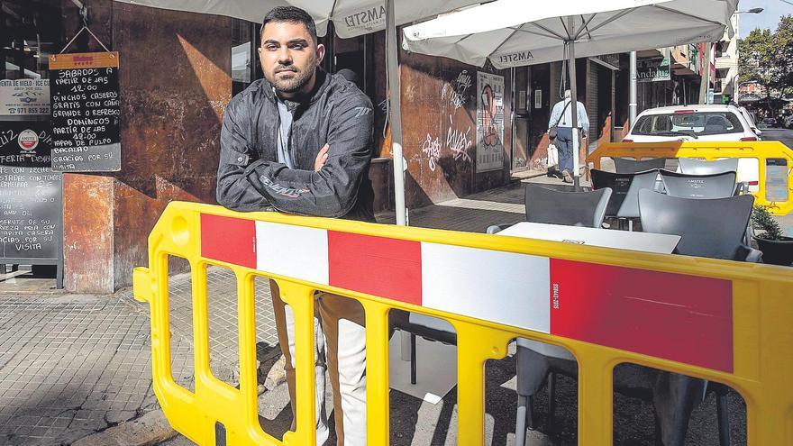 Sebastián Ortiz, ayer, en el cruce de las calles Ramon Muntaner y Andreu Feliu de Palma, donde ocurrió la agresión.