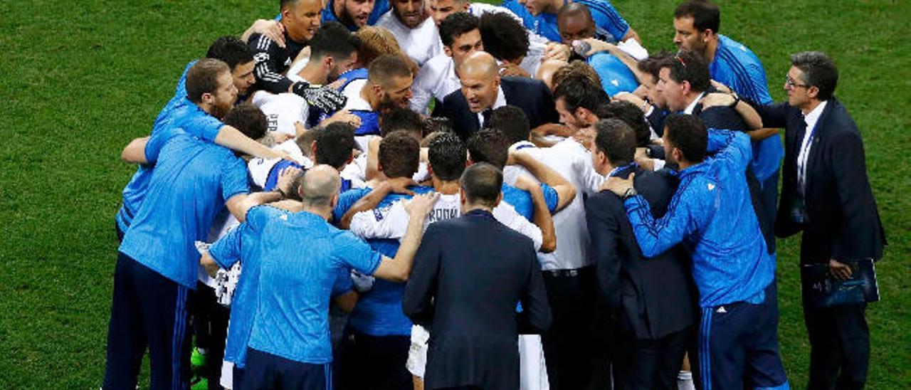 El Real Madrid, concentrado en círculo y con Zidane en el centro, justo antes de empezar con la ronda de los penaltis que le dieron la victoria en la final de la Champions League el pasado sábado en San Siro.