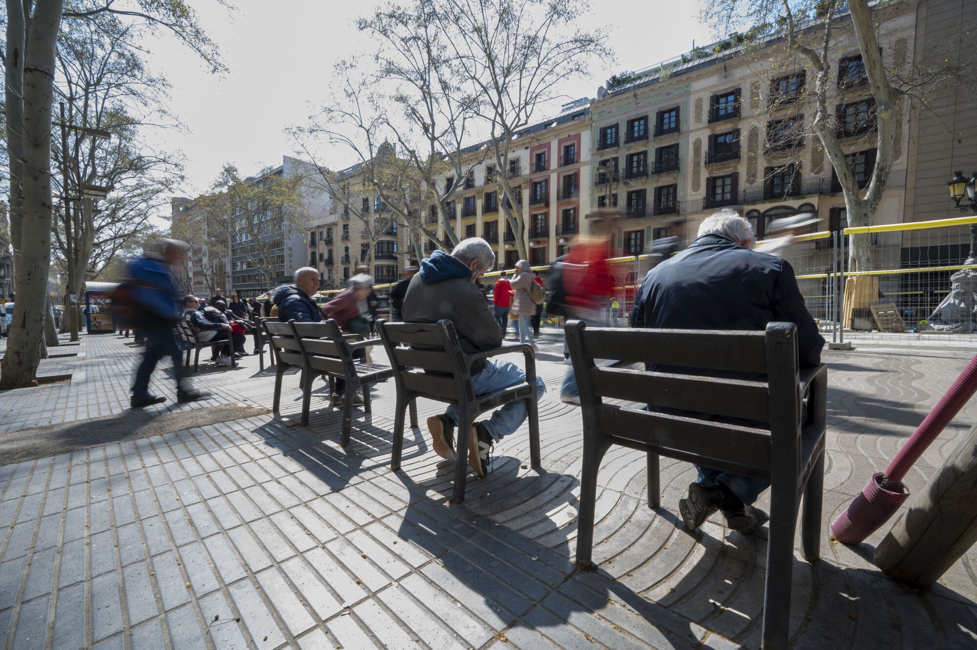 Barcelona diversifica el mobiliario en sus calles: bancos, sillas, tumbonas y mucho más