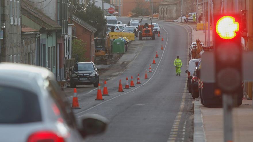 Obras que se están realizando en la PO-549 a su paso por Corón, en Vilanova de Arousa.