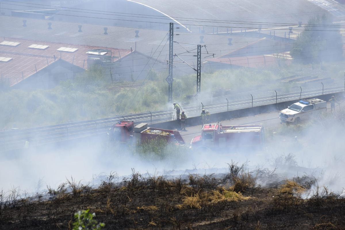 Los bomberos sofocan un incendio en As Rañas