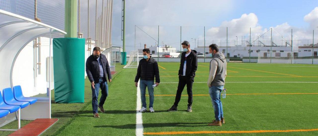 Raúl Afonso (i) junto al concejal de Deportes, Gilberto Sosa, y técnicos del área.