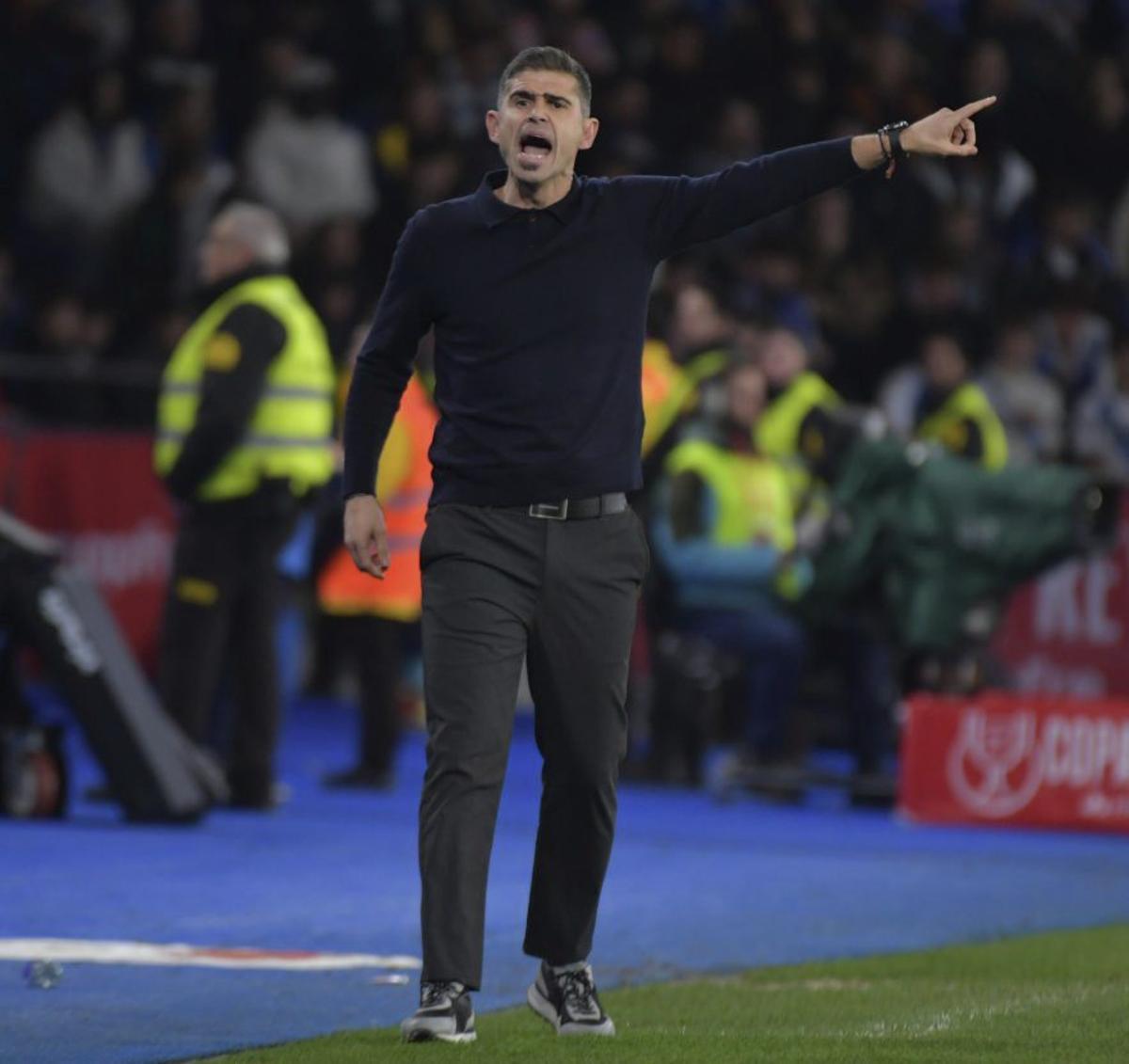 Antonio Hidalgo da una instrucción en Riazor. |  Carlos Pardellas