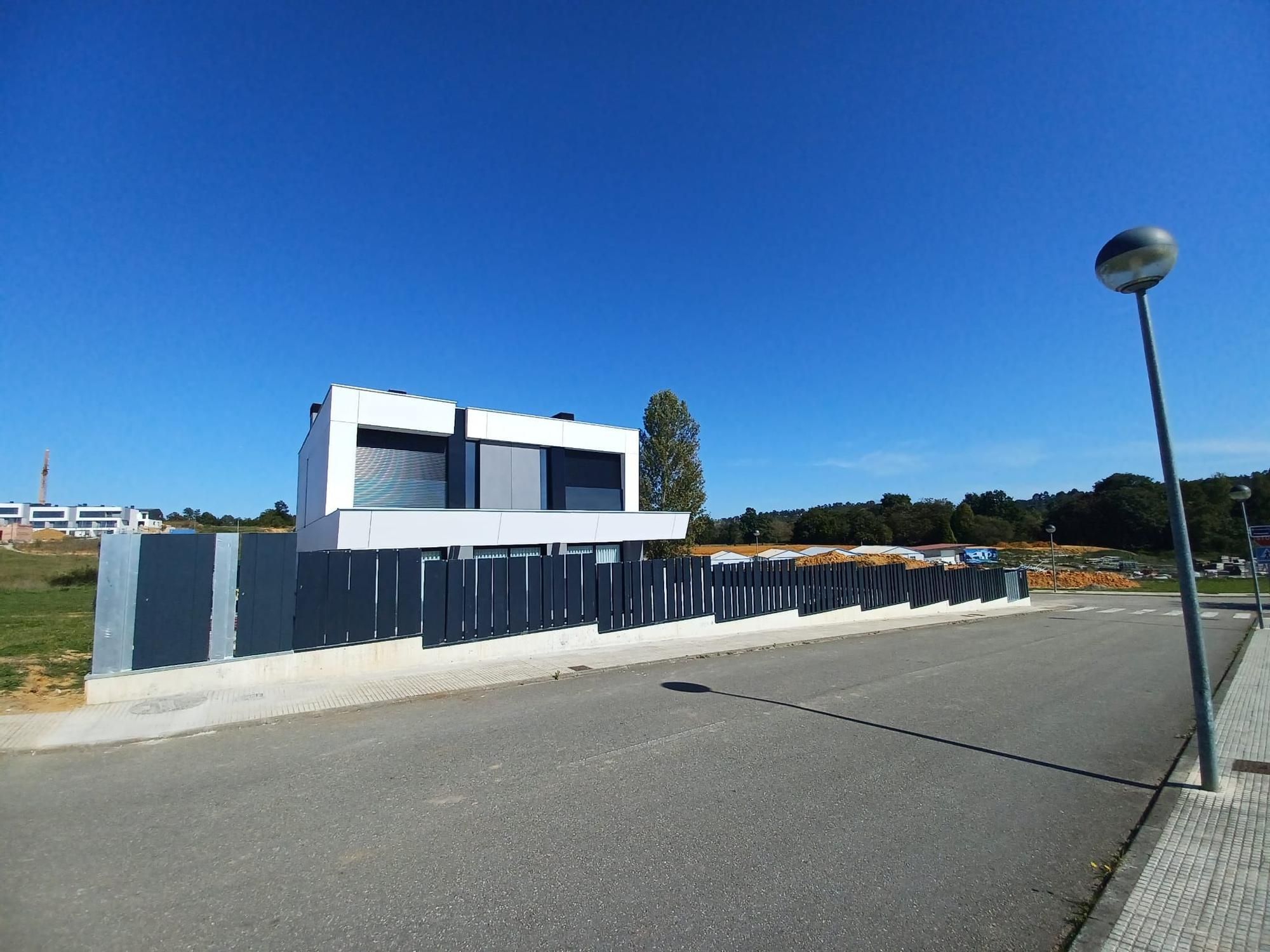 La casa del arquitecto de los famosos en La Fresneda, en Siero, sale a la venta