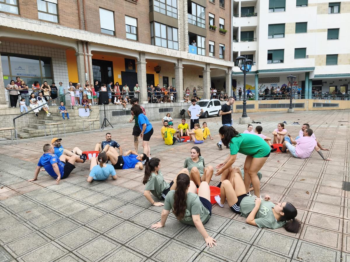 El Grand Prix de Lugo de Llanera, sana piquilla entre las seis peñas participantes: "Venimos a pasarlo bien"