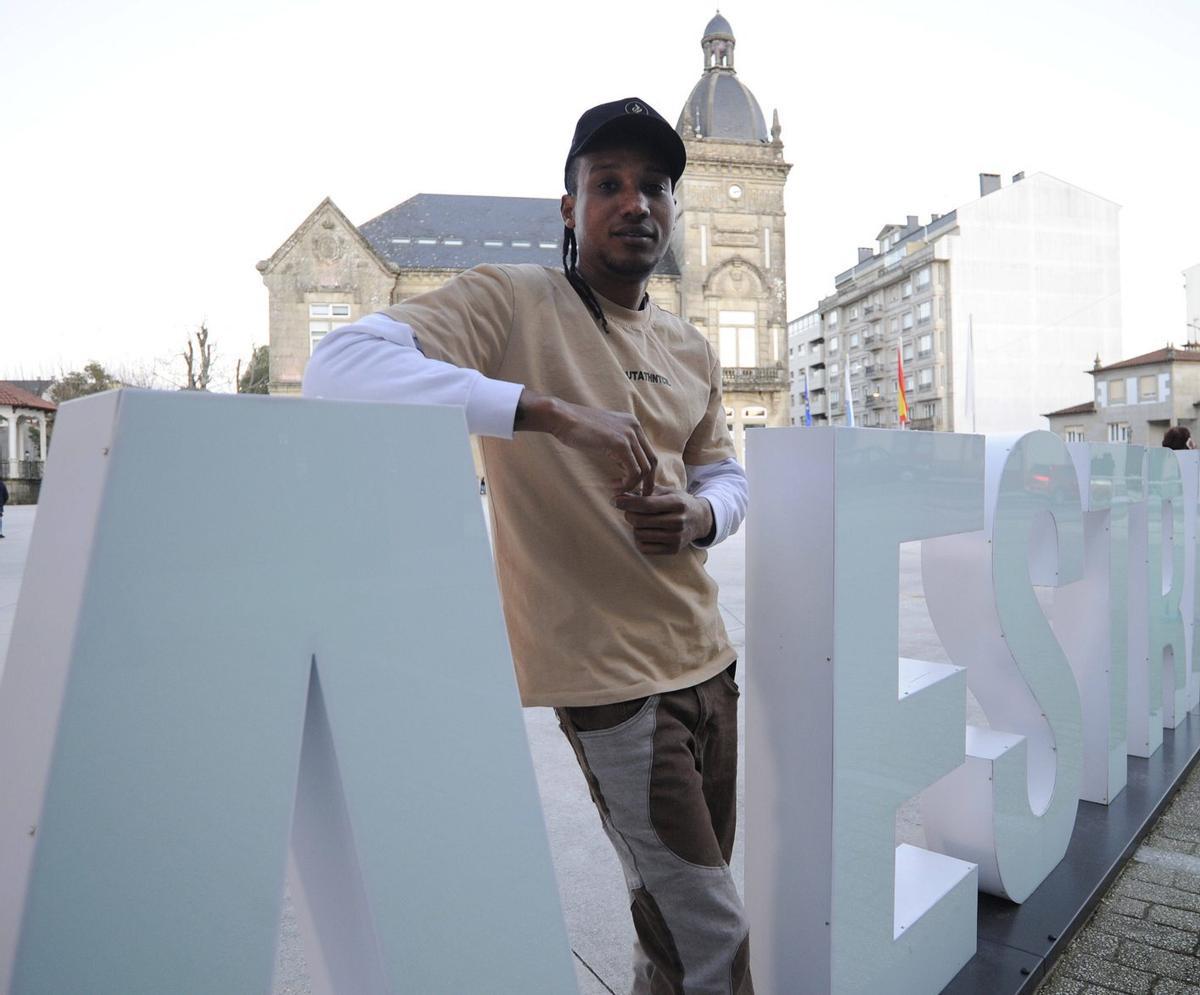 Yeison J. Cuéllar, alias Way Ponce, en la Praza da Constitución de A Estrada. | BERNABÉ/JAVIER LALÍN