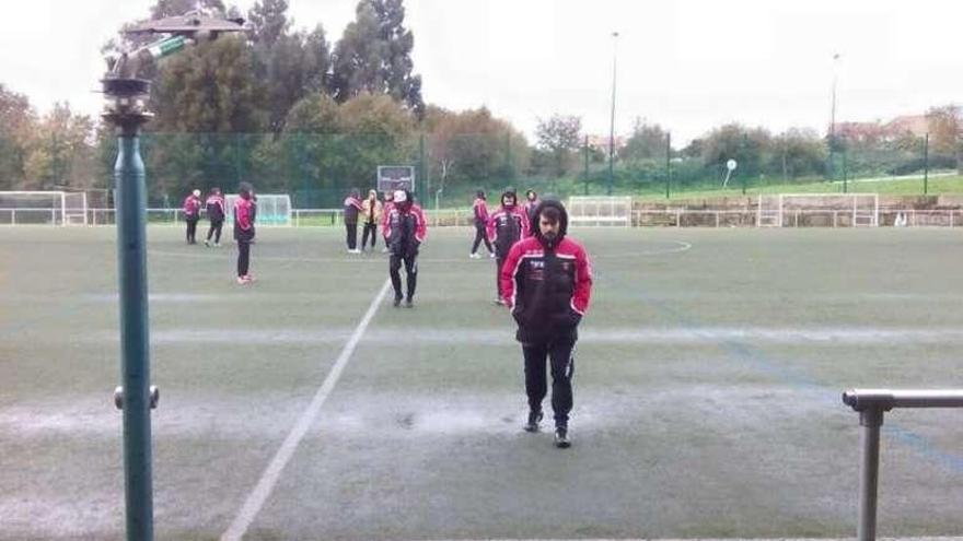 Los jugadores del Lalín tras la suspensión del partido de Navia.