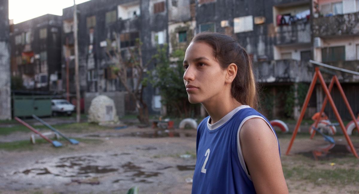 Sofía Cabrera (Iris) es también jugadora de baloncesto en la vida real.