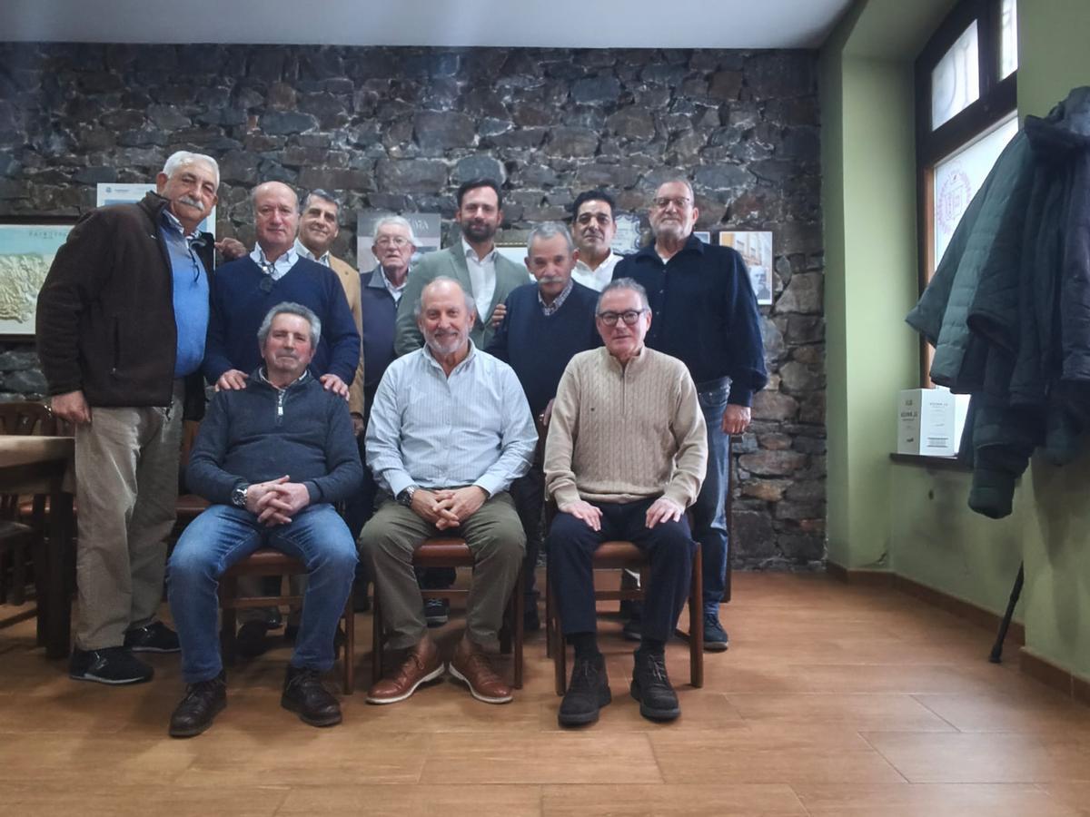 Foto de familia del encuentro, con Álvaro Queipo en el centro de la imagen.
