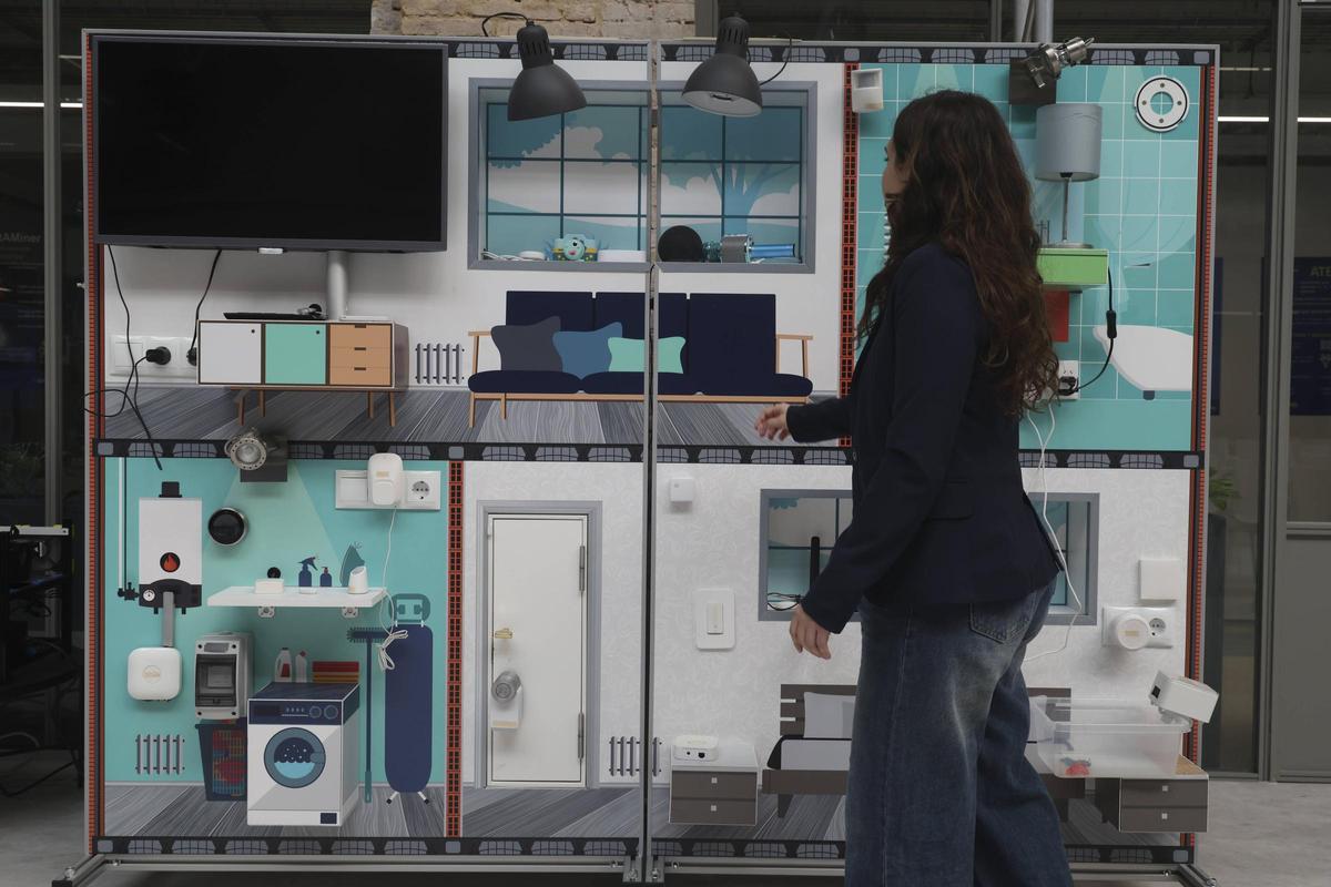 El laboratorio de S2 Grupo cuenta con maquetas como esta del interior de un hogar, donde también se pueden sufrir ciberataques.