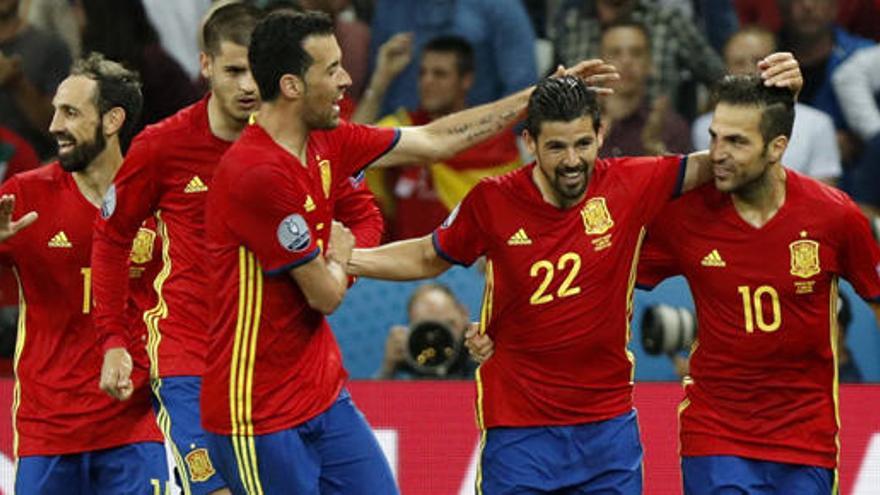 Los futbolistas españoles felicitan a Nolito por su gol.