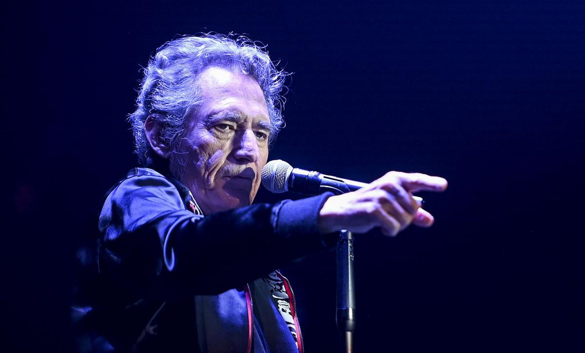 Miguel Ríos celebrando los 40 años de ‘Rock and Ríos’, en un concierto en el Palau Sant Jordi, el 28 de octubre de 2023.