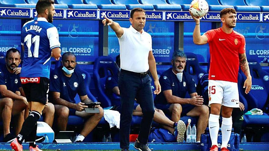 Javi Calleja da instrucciones a sus futbolistas.