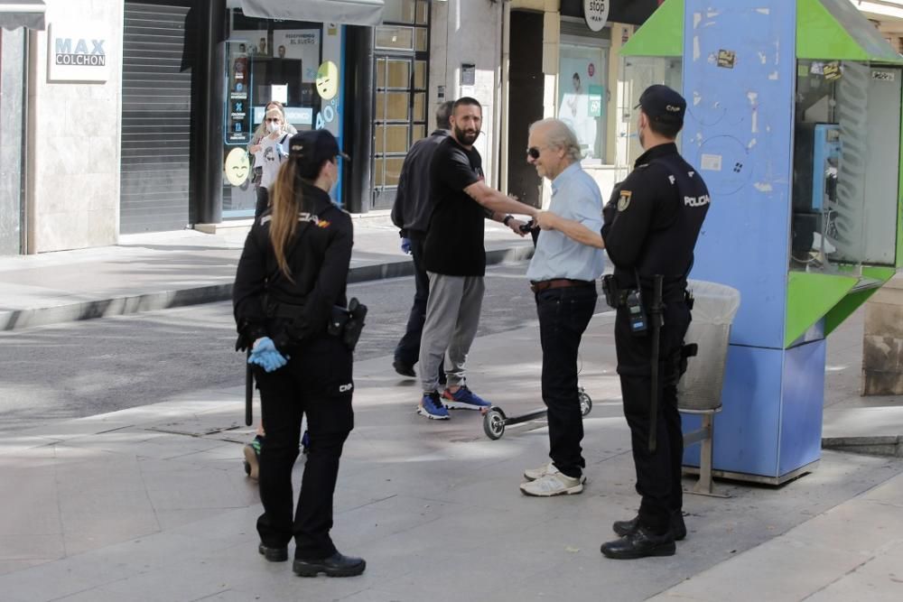 Los mayores de 70 salen a pasear en Elche