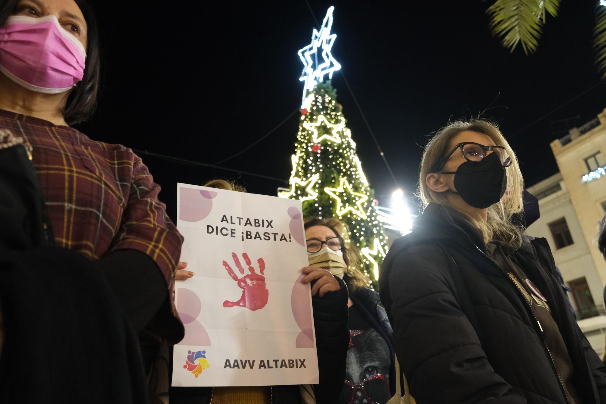 Concentración de repulsa por el asesinato de Yolanda en Elche. Familiares de la joven acudieron al emotivo acto en la Plaza de Baix