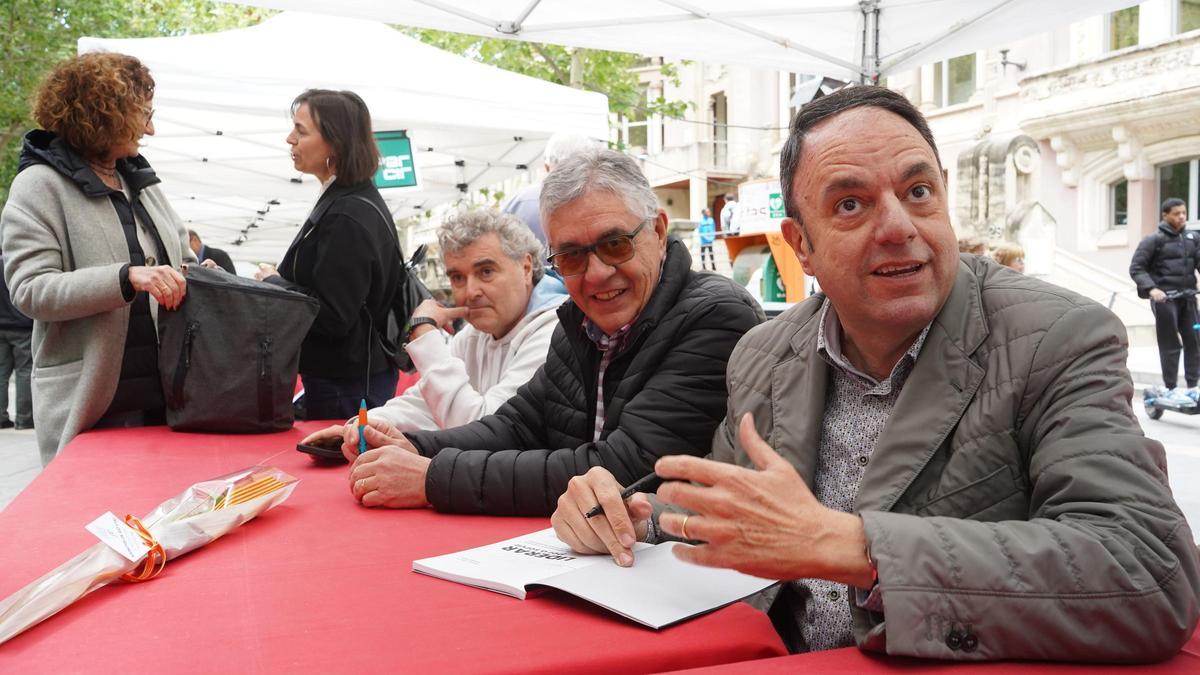 L’exalcalde de Manresa Valentí Junyent i el periodista Salvador Redó durant la firma d&#039;aquest dimarts al matí