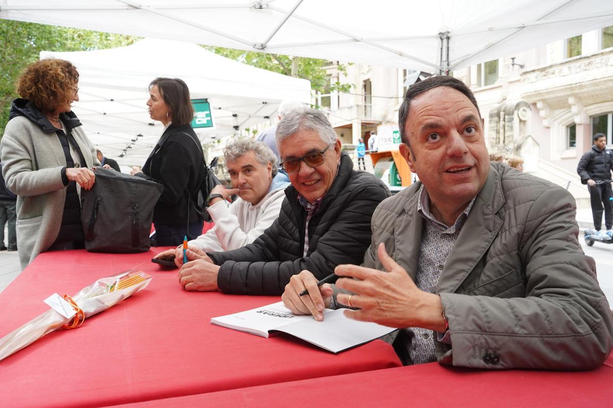 L’exalcalde de Manresa Valentí Junyent i el periodista Salvador Redó durant la firma d'aquest dimarts al matí
