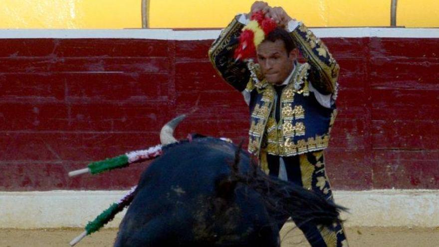 Antonio Ferrera le da la vuelta a una corrida abocada a la intrascendencia